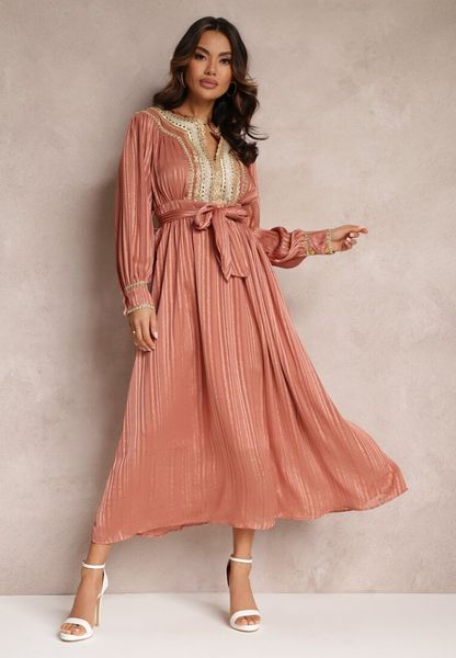 Ciemnoróżowa Metaliczna Sukienka z Ozdobnym Dekoltem i Paskiem Adyson. Czerwone sukienki damskie Renee, na lato, m, bez wzorów, z koronki, bez kołnierzyka, bez ramiączek, maxi, rozkloszowane. Za 249.99 zł.