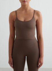 Damski top treningowy bezszwowy, modelujący, cienkie ramiączka Shape brązowy. Brązowe topy sportowe damskie Aim'n, xs, bez wzorów, z dzianiny, bez ramiączek. Za 212.00 zł.