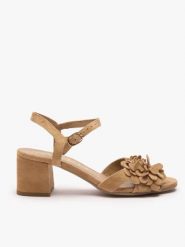 Beżowe sandały na obcasie z kwiatem. Brązowe sandały damskie Ryłko, bez wzorów, ze skóry, bez obcasa, na obcasie. Za 449.99 zł.