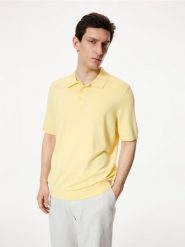 Sweter polo z wiskozą - jasnożółty. Żółte swetry męskie Reserved, l, bez wzorów, z dzianiny, bez kołnierzyka. Za 99.99 zł.