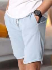 Szorty slim fit - błękitny. Niebieskie szorty męskie Sinsay, bez kołnierzyka. Za 29.99 zł.