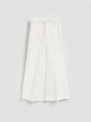 Spodnie z lyocellem - biały. Białe spodnie materiałowe damskie Reserved, bez wzorów, z bawełny. Za 129.99 zł.