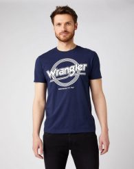 WRANGLER SS ROUND LOGO TEE MĘSKI T-SHIRT NAVY W7MPD3114 112141594. Niebieskie t-shirty męskie Wrangler, m, bez wzorów, bez kołnierzyka. Za 69.99 zł.