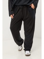 Curvy Lady Spodnie w kolorze czarnym rozmiar: 48/50. Czarne spodnie materiałowe damskie Curvy Lady, bez wzorów, z materiału, klasyczne, z standardowym stanem. Za 152.99 zł.