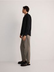 Spodnie chino regular z dodatkiem konopi - oliwkowy. Zielone spodnie materiałowe męskie Reserved, bez wzorów, z bawełny. W wyprzedaży za 49.99 zł.