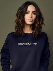 WOOOP Bluza "Family First Forever" w kolorze granatowym rozmiar: XS. Niebieskie bluzy bez kaptura damskie Wooop, xs, z bawełny. Za 105.95 zł.
