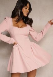 Różowa Rozkloszowana Sukienka Koktajlowa z Gorsetową Górą i Falbankami Arisora. Czerwone sukienki damskie Renee, na imprezę, l, bez wzorów, eleganckie, bez kołnierzyka, bez ramiączek, mini, gorsetowe. W wyprzedaży za 151.99 zł.