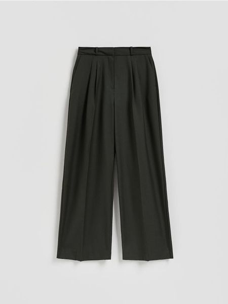 Szerokie spodnie z wełną - zielony. Zielone spodnie materiałowe damskie Reserved, bez wzorów, z tkaniny. Za 199.99 zł.