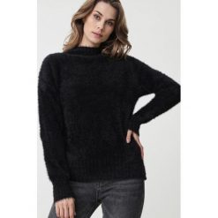 Czarny Sweter Wełniany Holding On. Czarne swetry klasyczne damskie Born2be, l, z wełny, bez kołnierzyka. Za 84.99 zł.