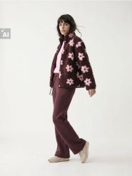 Spodnie dresowe flare - czerwony. Czerwone spodnie sportowe damskie Sinsay, l, z dresówki. Za 39.99 zł.