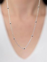 Miu Silver Srebrny naszyjnik z elementami ozdobnymi - dł. 42 cm rozmiar: onesize. Szare naszyjniki damskie Miu Silver, srebrne. Za 69.99 zł.