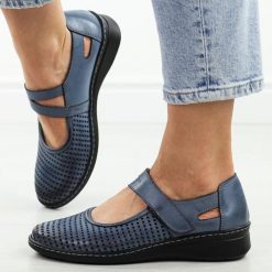 Granatowe ażurowe skórzane Polskie półbuty damskie Deoni D125A. Niebieskie półbuty damskie Deoni, w ażurowe wzory, z jeansu, biznesowe, bez obcasa, na płaskiej podeszwie. Za 419.00 zł.