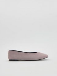 Skórzane baleriny - różowy. Czerwone baleriny damskie Reserved, bez wzorów, ze skóry, bez obcasa. Za 169.99 zł.