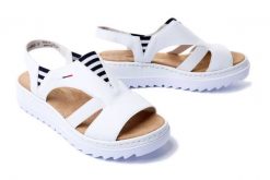 RIEKER V44Y5-80 white, sandały damskie. Białe sandały damskie Rieker, bez wzorów, bez obcasa, na koturnie. Za 223.93 zł.