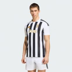 Koszulka podstawowa Juventus 26/27 Authentic. Białe t-shirty sportowe męskie Adidas, l, z dzianiny, bez ramiączek, do piłki nożnej, climacool (adidas). Za 649.00 zł.
