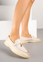 Beżowe Mokasyny Zdobione Elegancką Aplikacją ze Skórzaną Wkładką Doreme. Brązowe mokasyny damskie Renee, z jeansu. Za 49.99 zł.