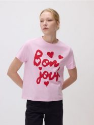 Bawełniany t-shirt z nadrukiem - pastelowy róż. Czerwone t-shirty damskie Reserved, l, bez wzorów, z bawełny, bez kołnierzyka. Za 45.99 zł.