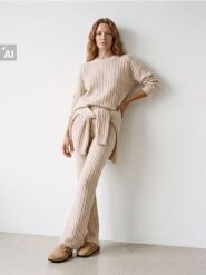 Sweter z ozdobym splotem - beżowy. Brązowe swetry klasyczne damskie Sinsay, l, ze splotem, bez kołnierzyka. Za 59.99 zł.