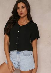 Czarna Koszula z Krótkim Rękawem i Koronką przy Ramionach Bettia. Czarne koszule damskie Renee, l, z aplikacjami, z koronki, bez kołnierzyka, bez ramiączek. Za 79.99 zł.