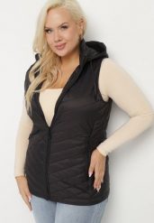 Czarna Pikowana Kamizelka Taliowana z Odpinanym Kapturem Delionis. Czarne kamizelki damskie Born2be, plus size, z dresówki. Za 109.99 zł.