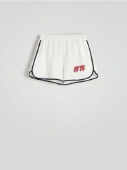Dzianinowe szorty z nadrukiem - złamana biel. Szorty damskie Reserved, bez wzorów, z bawełny. W wyprzedaży za 29.99 zł.