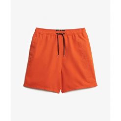 Wysokiej jakości kąpielówki z haftem Superdry. Niebieskie kąpielówki męskie Superdry., s, bez wzorów, z gumy. Za 238.40 zł.