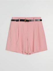 Wiskozowe szorty z zakładkami i paskiem - różowy. Czerwone szorty damskie Sinsay, bez wzorów, z wiskozy. Za 49.99 zł.
