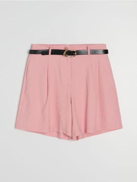 Wiskozowe szorty z zakładkami i paskiem - różowy. Czerwone szorty damskie Sinsay, bez wzorów, z wiskozy. Za 49.99 zł.