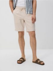 Szorty regular fit - kremowy. Białe szorty męskie Reserved, z bawełny, bez kołnierzyka. Za 99.99 zł.