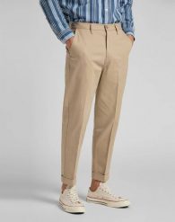 SPODNIE MĘSKIE LEE TAPERED CHINO SERVICE SAND L70RLD10 112118722. Spodnie materiałowe męskie Lee, bez wzorów, z materiału. Za 199.99 zł.