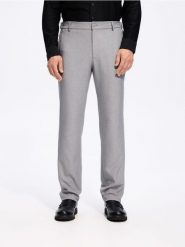 Gładkie spodnie chino slim - jasnoszary. Szare spodnie materiałowe męskie Reserved, bez wzorów, z tkaniny. Za 159.99 zł.