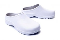 AXIM 7K3806B white, klapki, croksy damskie. Białe klapki damskie Axim, bez wzorów, bez obcasa. Za 27.74 zł.