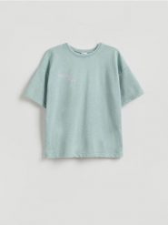 Luźny t-shirt z nadrukiem - miętowy. Zielone koszulki dziewczęce Reserved, bez wzorów, z bawełny, bez ramiączek. Za 39.99 zł.