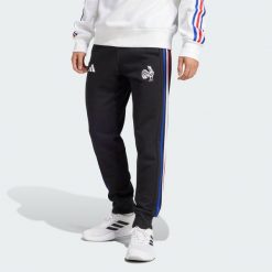 Spodnie France Essentials 3-Stripes. Czarne spodnie dresowe męskie Adidas, bez wzorów, z dresówki. W wyprzedaży za 139.50 zł.