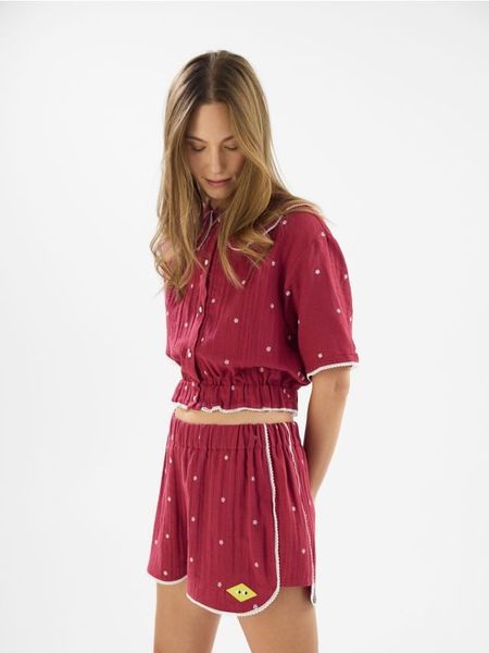 Bawełniana koszula z haftem - czerwony. Czerwone koszule damskie Reserved, l, bez wzorów, z bawełny, bez kołnierzyka, bez ramiączek. Za 199.99 zł.