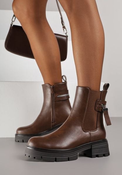 Brązowe Botki Sztyblety na Grubej Podeszwie z Ozdobą Refana. Brązowe botki damskie Born2be, z jeansu, eleganckie, bez obcasa, na płaskiej podeszwie, bez zapięcia. Za 139.99 zł.