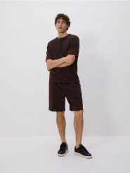 Bawełniany t-shirt regular - ciemnobrązowy. Brązowe t-shirty męskie Reserved, l, bez wzorów, z bawełny, bez kołnierzyka. W wyprzedaży za 69.99 zł.