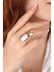 Pierres delicates Pozłacany pierścionek z masą perłową rozmiar: onesize. Białe pierścionki damskie Pierres delicates, z perłą, pozłacane. Za 91.56 zł.