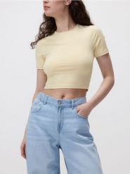 Krótki t-shirt - jasnożółty. Żółte t-shirty damskie Reserved, l, bez wzorów, z dzianiny, bez kołnierzyka. W wyprzedaży za 25.99 zł.