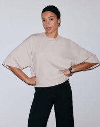 Damska koszulka luźna, pudełkowa, krótki rękaw, z domieszką modalu Luxe piaskowa. Brązowe bluzki sportowe damskie Aim'n, s, bez wzorów, z dzianiny, bez ramiączek. Za 254.00 zł.
