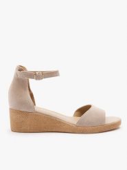 Piaskowe sandały na koturnie. Brązowe sandały damskie Ryłko, bez wzorów, ze skóry, bez obcasa, na koturnie. Za 399.99 zł.