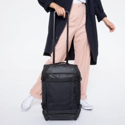 Torba podróżna Eastpak Tranverz S. Czarne torebki klasyczne damskie Eastpak, bez wzorów, z materiału, duże, bez dodatków. Za 758.65 zł.