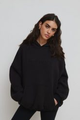 Bluza typu oversize z HAFTEM, w kolorze TOTALLY BLACK - EVANS SATIN. Czarne bluzy z kapturem damskie Marsala, z bawełny. Za 299.90 zł.