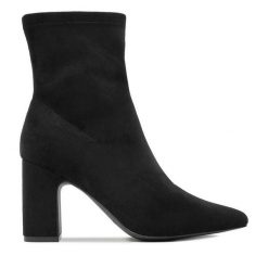 Botki JENNY. Czarne botki damskie Jenny, bez obcasa, na słupku, bez zapięcia. Za 159.99 zł.