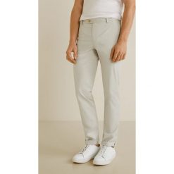 Mango Man - Spodnie Dublin4. Spodnie materiałowe męskie Mango Man, bez wzorów, z bawełny, casualowe. W wyprzedaży za 89.90 zł.