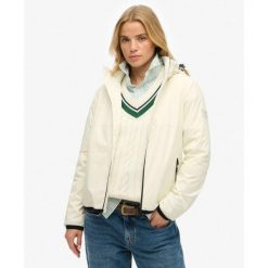 Kurtka przeciwwiatrowa z kapturem i logo. Białe kurtki damskie Superdry., bez wzorów, z kapturem. W wyprzedaży za 275.50 zł.