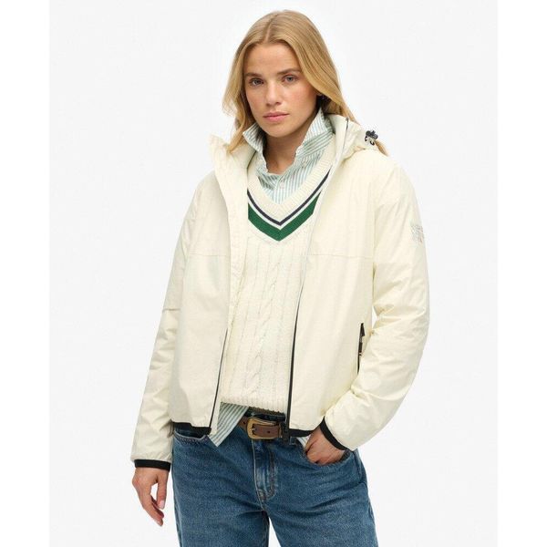 Kurtka przeciwwiatrowa z kapturem i logo. Białe kurtki damskie Superdry., bez wzorów, z kapturem. W wyprzedaży za 275.50 zł.