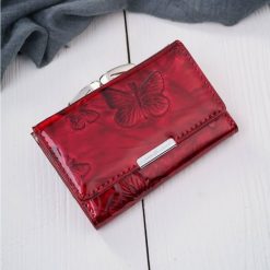 Portfel damski skórzany lakierowany mały czerwony z RFID SP-27-RD. Czerwone portfele damskie bez wzorów, z lakierowanej skóry. Za 99.00 zł.