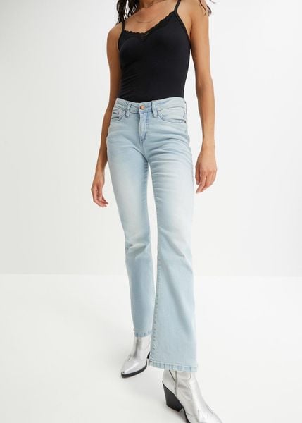Jeansy ze stretchem o kroju bootcut, mid waist. Niebieskie jeansy damskie bonprix. Za 134.99 zł.