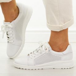 Białe skórzane półbuty damskie Potocki 19404. Białe półbuty damskie POTOCKI, w ażurowe wzory, z jeansu, casualowe, bez obcasa, na płaskiej podeszwie. Za 239.00 zł.